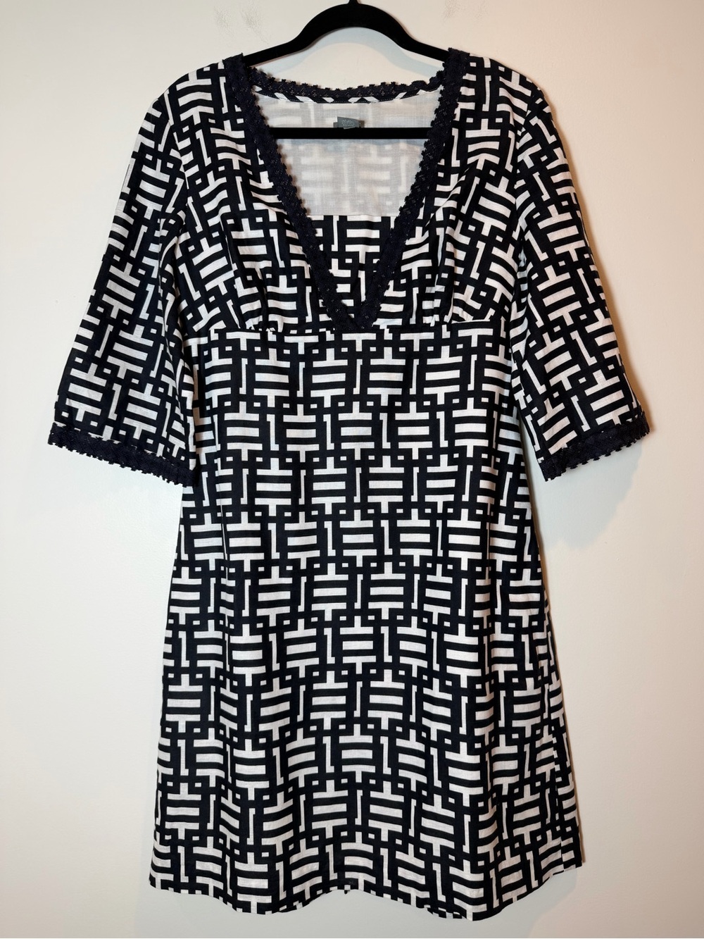 Ann Taylor Geometric Print V-Neck Dress Black White Bell Sleeve Size 10
